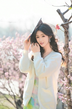 [YITUYU]艺图语 2026.04.11 书中自有颜如玉 春日湖畔 书卷与花 林瑜 [29P-323MB]
