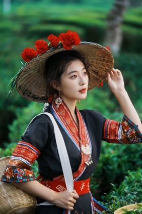 [YITUYU]艺图语 2026.04.21 当畲族的黑红撞色，遇上万亩茶园的青绿。尼古拉...