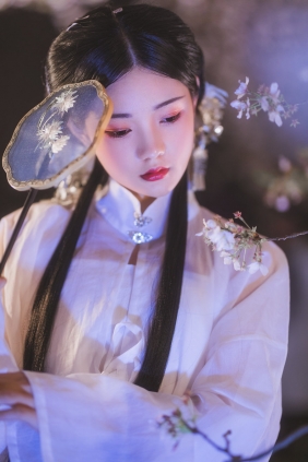 [YITUYU]艺图语 2022.05.11 梦遣看花人 吴莹琨琨 [22P-628MB]