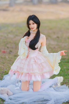 [YITUYU]艺图语 2026.04.17 甜妹洛丽塔洋装 春日草坪 小熊与少女的童话邂逅 ...